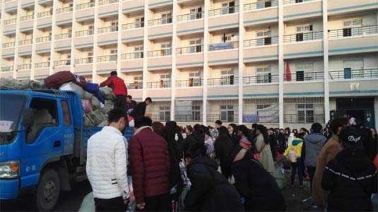 高溫下昆明學(xué)府搬遷搬家公司工人負(fù)重400斤爬百層樓梯.jpg 高溫下昆明學(xué)府搬遷搬家公司工人負(fù)重400斤爬百層樓梯.jpg