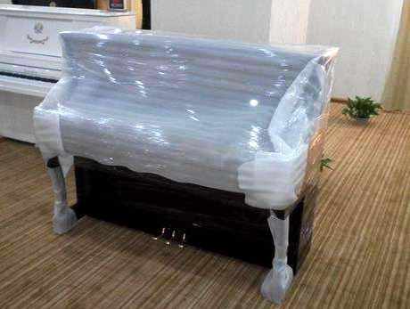 鋼琴的價(jià)值不僅在于它的價(jià)格，還在于它能發(fā)出動(dòng)人心弦的樂章，試問，你只是因?yàn)榘崃艘淮渭?，你的鋼琴卻再也不能發(fā)出以前那完美的音符，原因只是搬運(yùn)過程中姿勢(shì)沒有擺對(duì)造成內(nèi)部零件震動(dòng)，影響了音準(zhǔn)，你難道不會(huì)覺得內(nèi)心幾乎是崩潰的嗎？ 雖然現(xiàn)在許多鋼琴下面安裝有輪子，但是在搬運(yùn)時(shí)還需要幾個(gè)人將其抬起來再推動(dòng)。