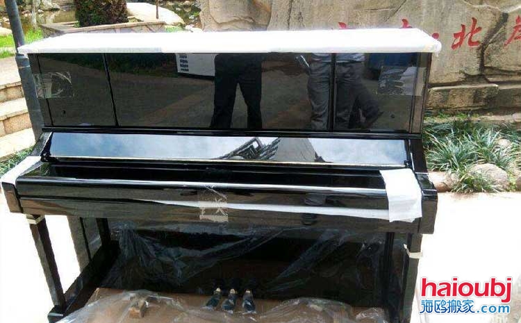 昆明的很多同學(xué)、學(xué)生、鋼琴老師、學(xué)校、鋼琴培訓(xùn)機(jī)構(gòu)等都會(huì)擁有自己的樂器鋼琴，在這期間就存在一個(gè)很大的問題。首先鋼琴體積比較大，重量不是一兩個(gè)人所能即的，往往都需要三五個(gè)壯男才能擺平。有的人會(huì)在網(wǎng)絡(luò)上咨詢昆明專業(yè)搬鋼琴電話、鋼琴搬遷，鋼琴搬運(yùn)費(fèi)等。.jpg