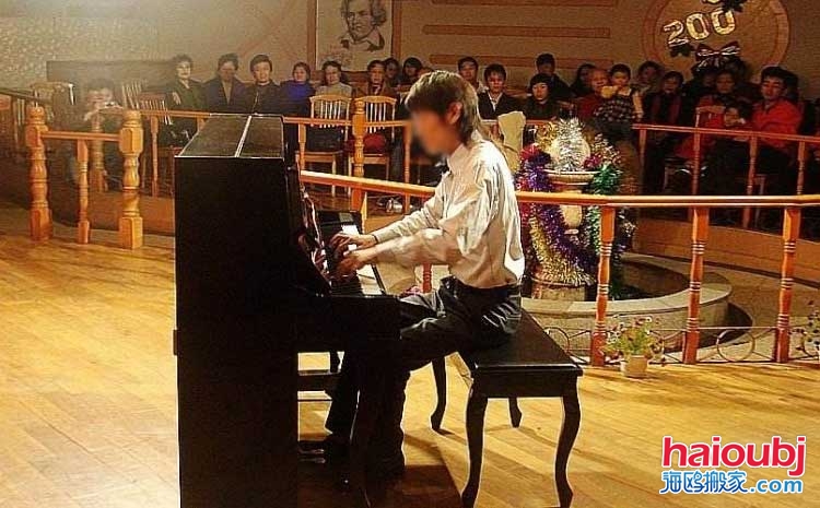 不少人都會在網(wǎng)上搜索這樣的相關詞語來找到自己滿意的鋼琴搬運公司，他們都希望能夠很好的將自己的心愛之物搬運到自己優(yōu)雅的環(huán)境中，為愛彈奏一曲美妙的旋律，通過自己的鋼琴表達內心的喜怒哀樂，鋼琴家們都是生活中的語言家，美妙的旋律在歷史長河中終將成為藝術品。.jpg